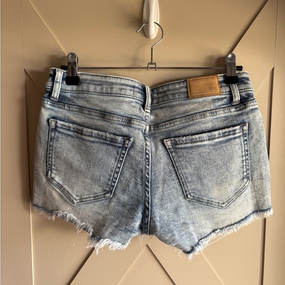 Stella Stretch Short light wash distressed raw hem size 27 - Picture 5 of 10